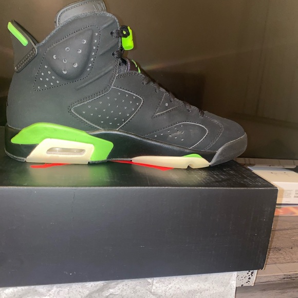 I’m selling Jordan 6s, size 10 and is green & black - Picture 7 of 8
